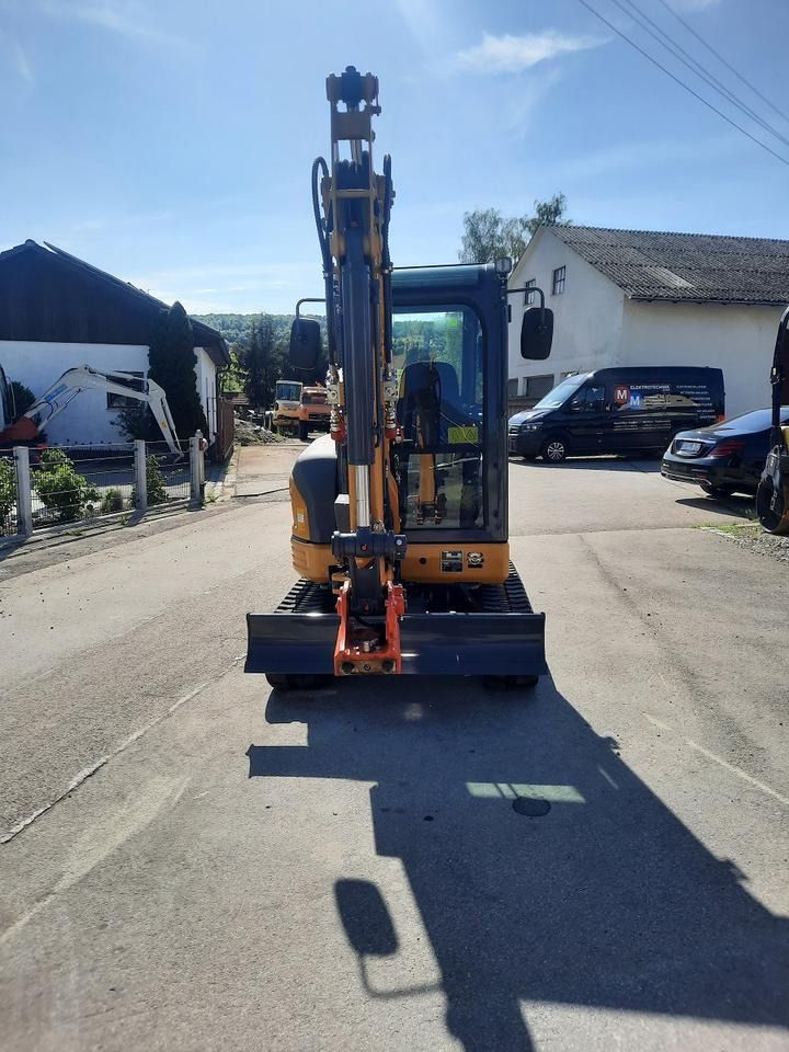 Kubota XE27E mini excavator, front view Kubota XE27E mini excavator, front view