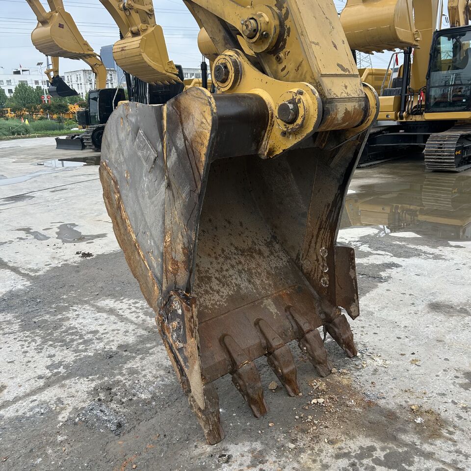 2018 Caterpillar 320 crawler excavator bucket close-up