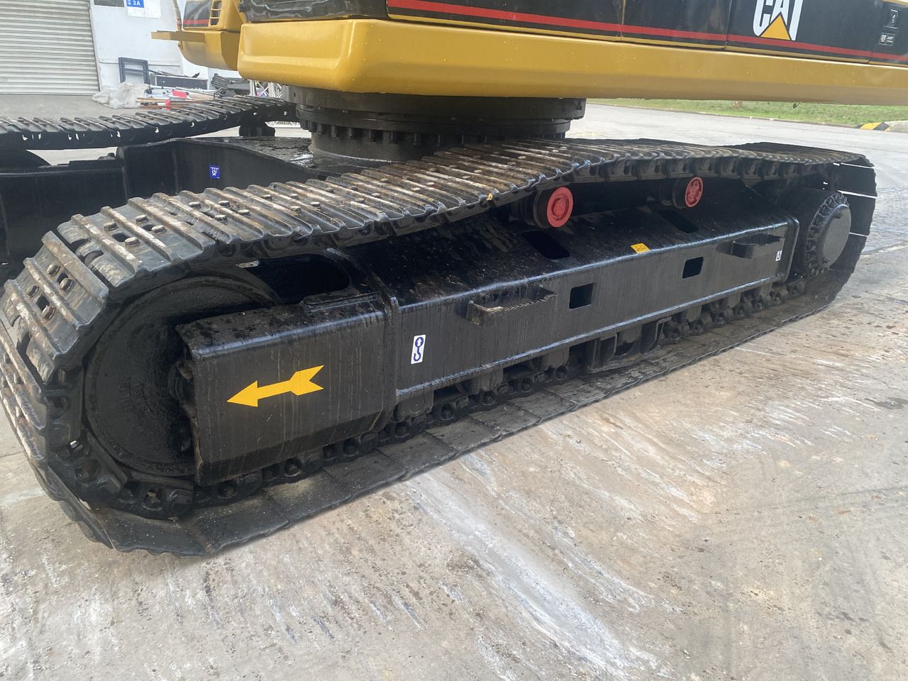 2016 Caterpillar 330B crawler excavator track assembly view 2016 Caterpillar 330B crawler excavator track assembly view