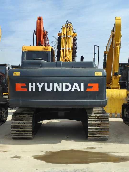 Hyundai R220LC-9S crawler excavator, rear view Hyundai R220LC-9S crawler excavator, rear view