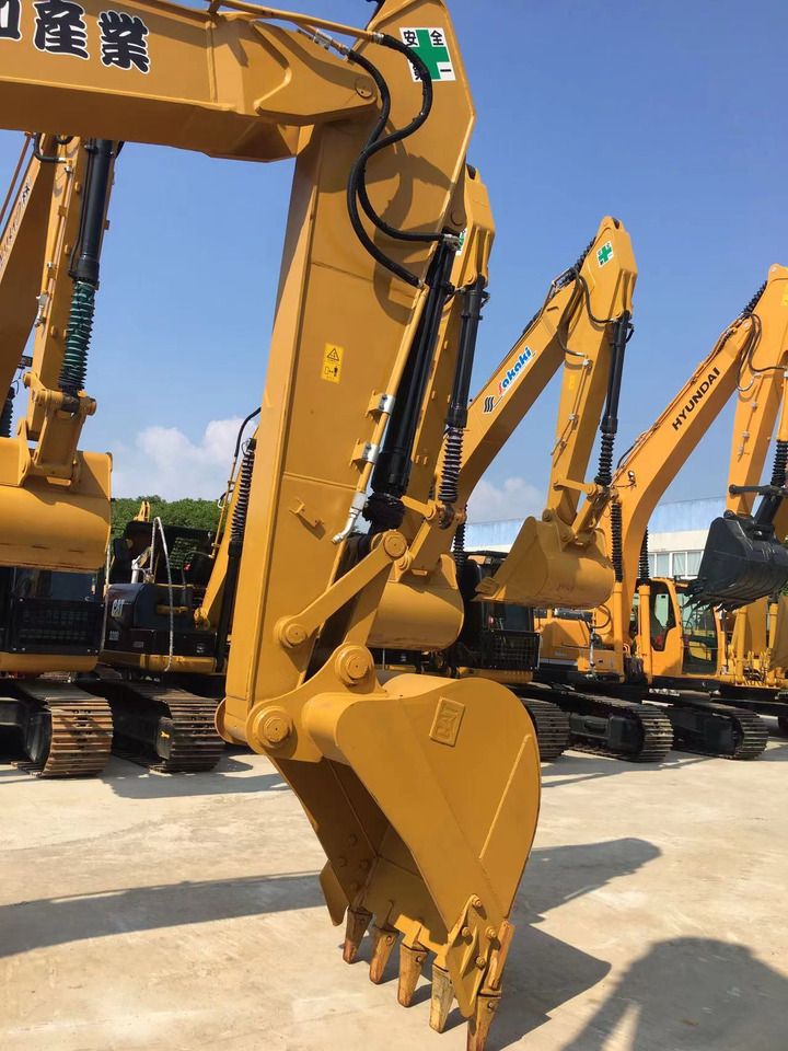 2022 Caterpillar 323D2L crawler excavator, close-up of boom and bucket 2022 Caterpillar 323D2L crawler excavator, close-up of boom and bucket
