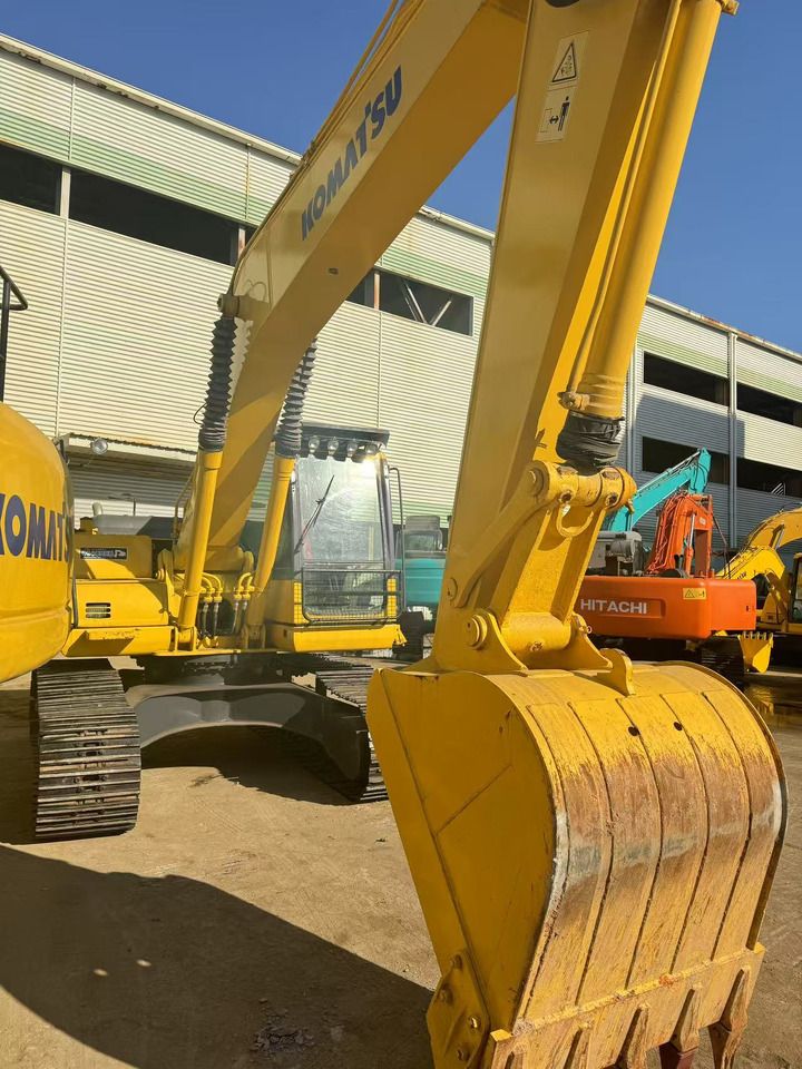 Escavadora de rastos Komatsu PC200-8 de 2018, vista frontal-lateral