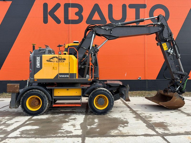 2019 Volvo EWR150E wheel excavator, side view 2019 Volvo EWR150E wheel excavator, side view