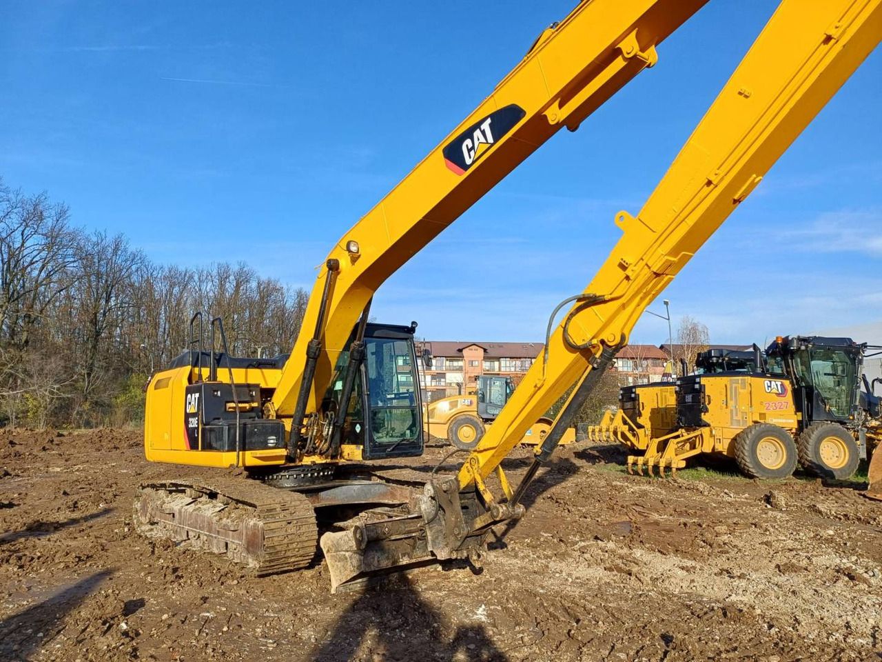 2012 Caterpillar 320EL crawler excavator side view 2012 Caterpillar 320EL crawler excavator side view