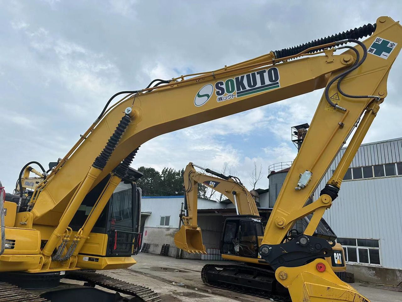 Escavatore cingolato Komatsu PC200-8 del 2023 vista laterale Escavatore cingolato Komatsu PC200-8 del 2023 vista laterale
