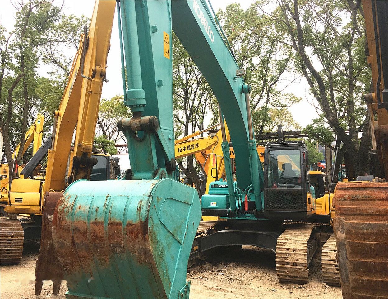 2017 Kobelco SK350LC-8 crawler excavator front view 2017 Kobelco SK350LC-8 crawler excavator front view