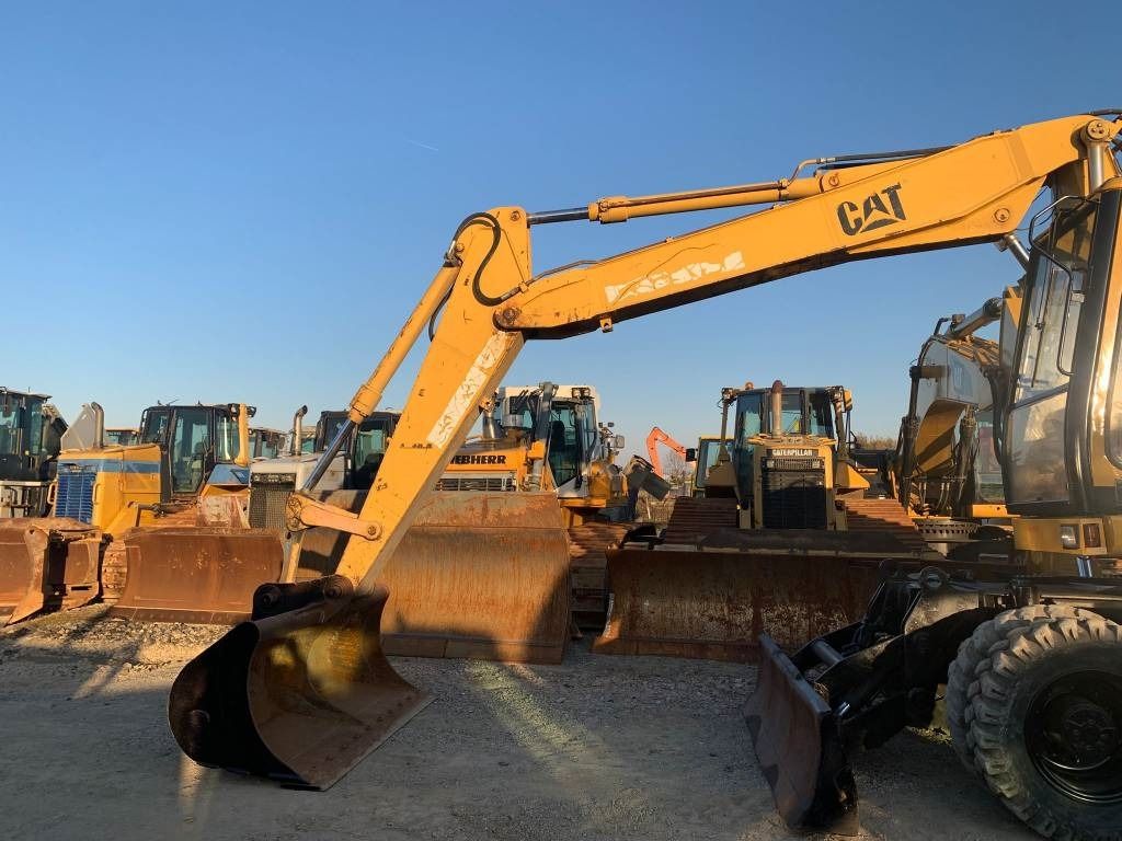 2000 Caterpillar M315 wheel excavator, side profile view 2000 Caterpillar M315 wheel excavator, side profile view