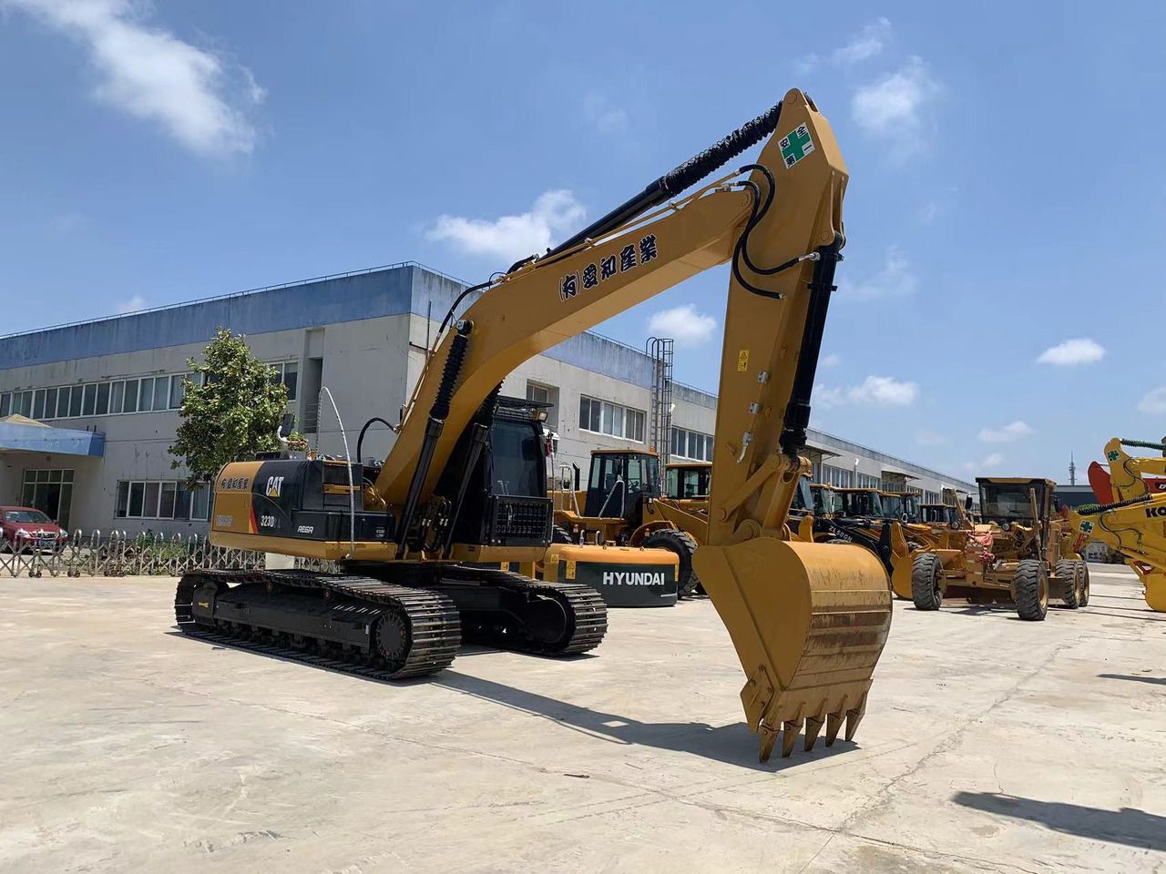 Escavatore cingolato Mitsubishi 320D del 2020, vista laterale Escavatore cingolato Mitsubishi 320D del 2020, vista laterale