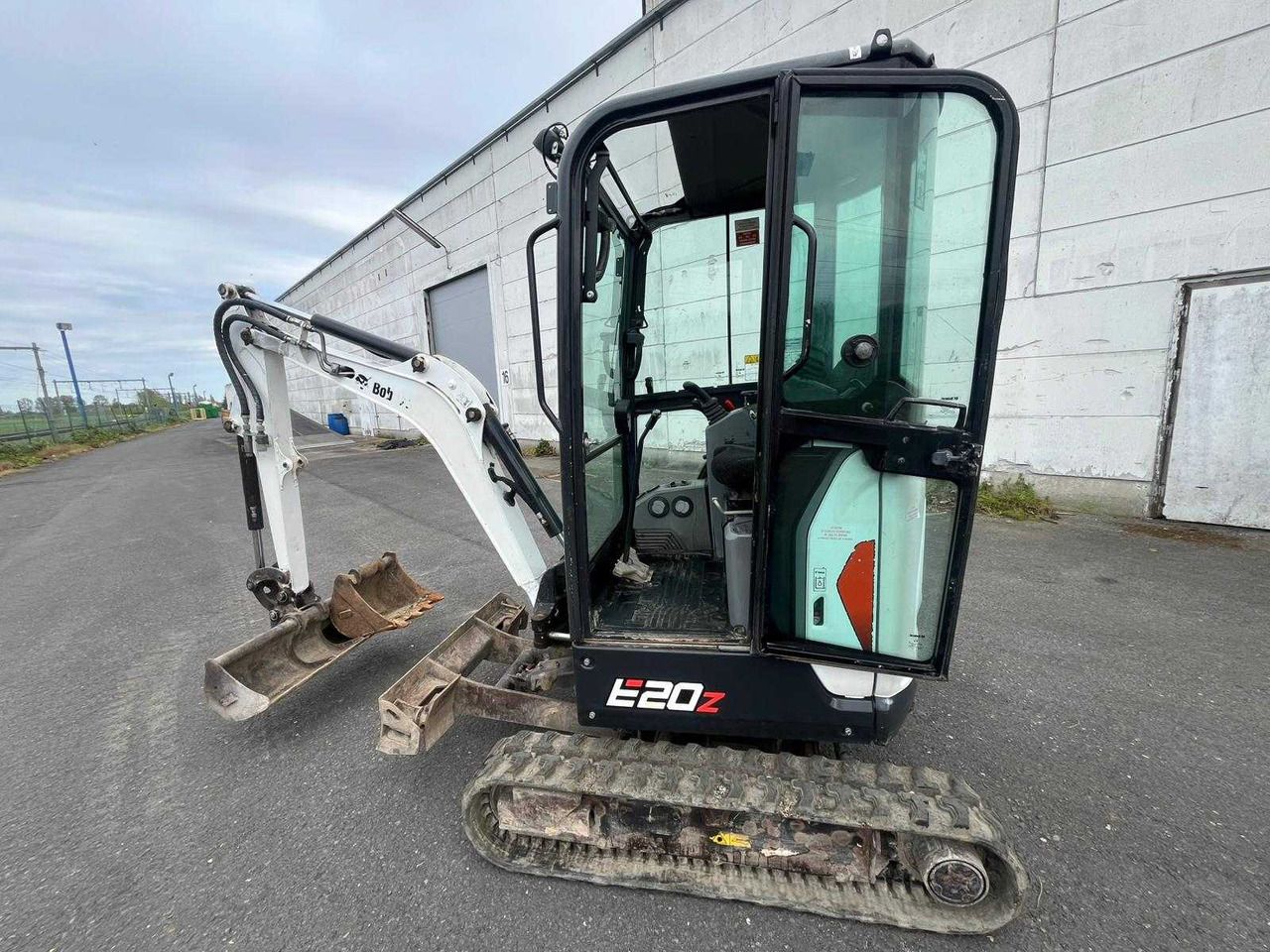 2020 Bobcat E20Z mini excavator, side view 2020 Bobcat E20Z mini excavator, side view