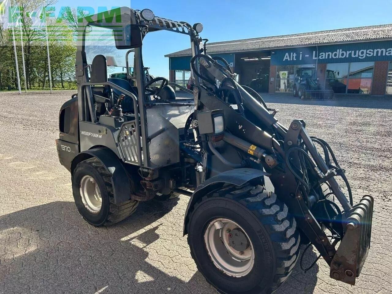 2016 Weidemann 1370 CX mini excavator, side view 2016 Weidemann 1370 CX mini excavator, side view