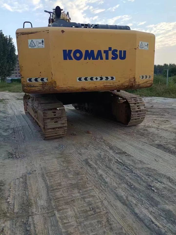 Komatsu PC600 LC-8 crawler excavator, rear view Komatsu PC600 LC-8 crawler excavator, rear view