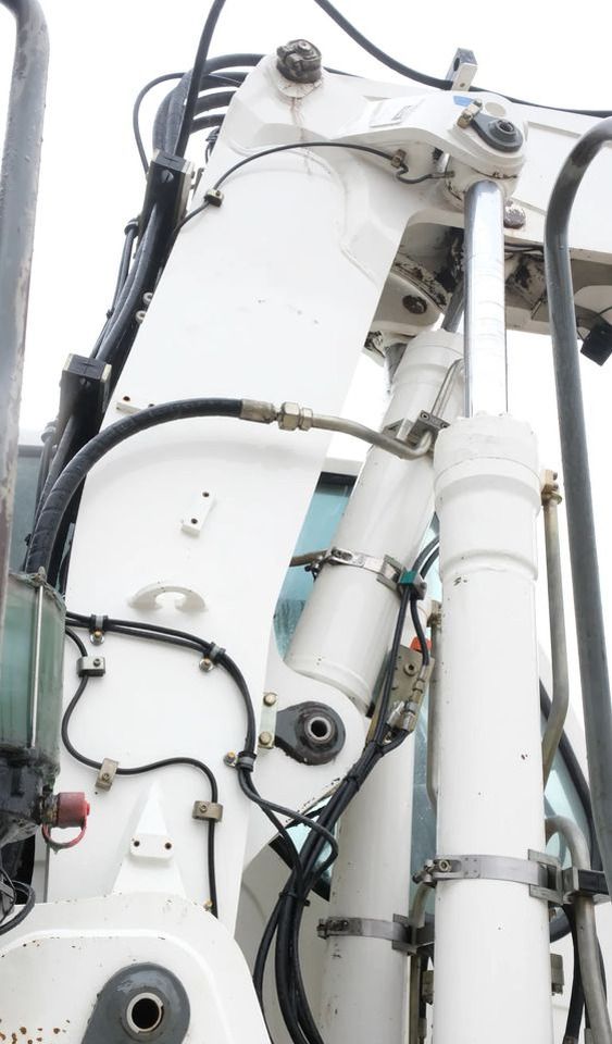 2007 Liebherr 900C wheel excavator boom and hydraulic cylinder detail 2007 Liebherr 900C wheel excavator boom and hydraulic cylinder detail