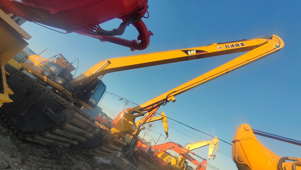 2019 Caterpillar 320C amphibious excavator, side view 2019 Caterpillar 320C amphibious excavator, side view