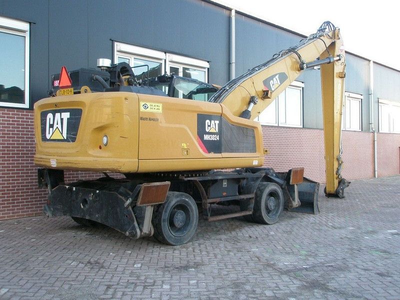 2015 Caterpillar MH3024 material handler, rear three-quarter view 2015 Caterpillar MH3024 material handler, rear three-quarter view
