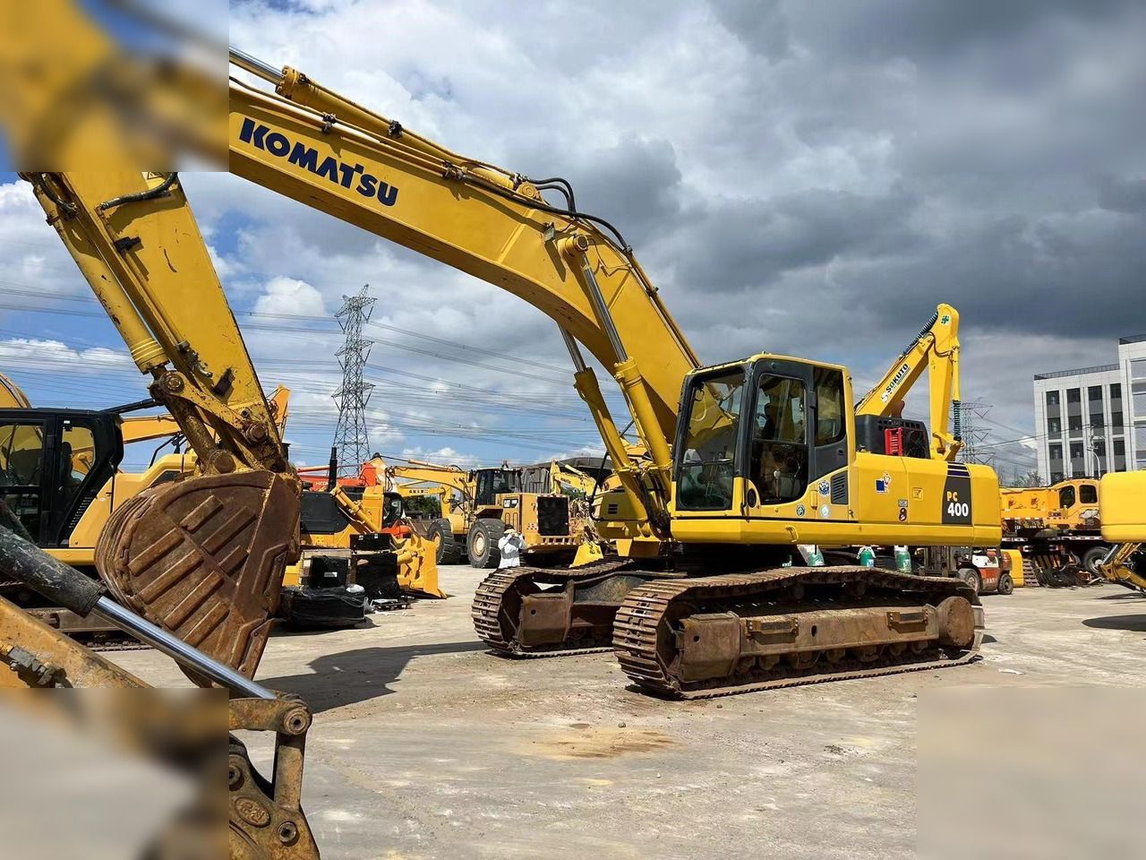 2018 Komatsu PC400-8 crawler excavator, side view