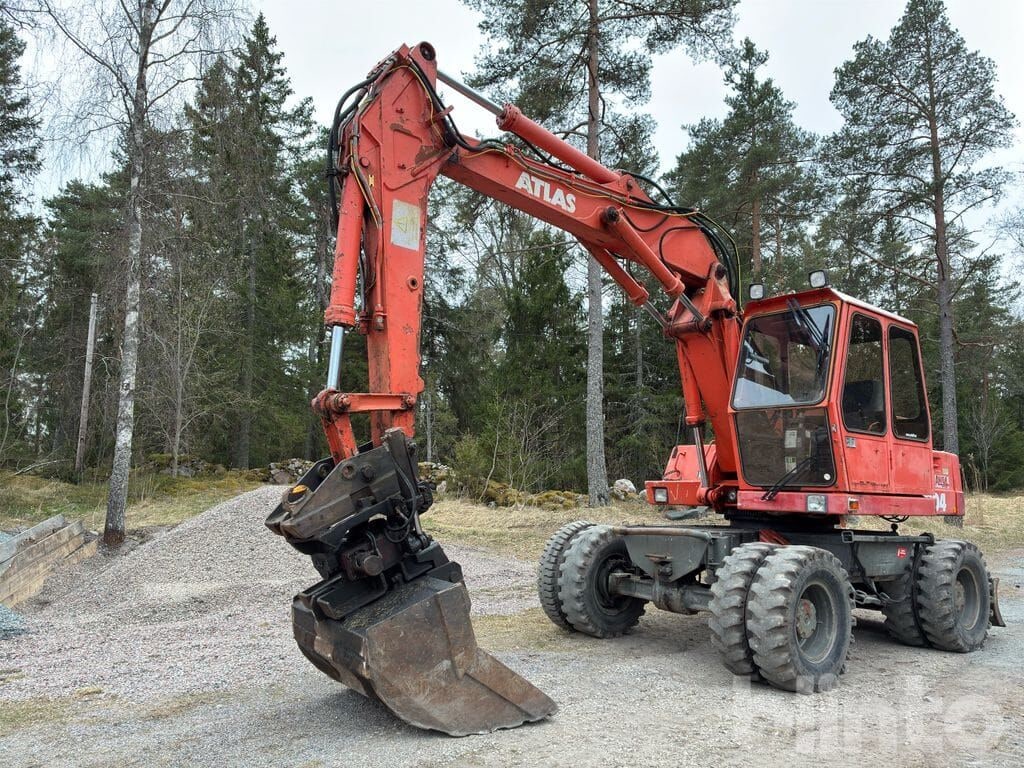 1992 Atlas 1304 wheel excavator, front three-quarter view