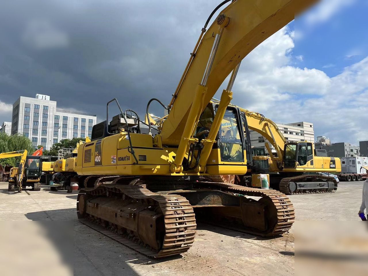 2018 Komatsu PC400-8 crawler excavator, side profile view