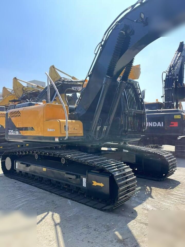 2019 Hyundai R220LC-9S crawler excavator, rear three-quarter view 2019 Hyundai R220LC-9S crawler excavator, rear three-quarter view