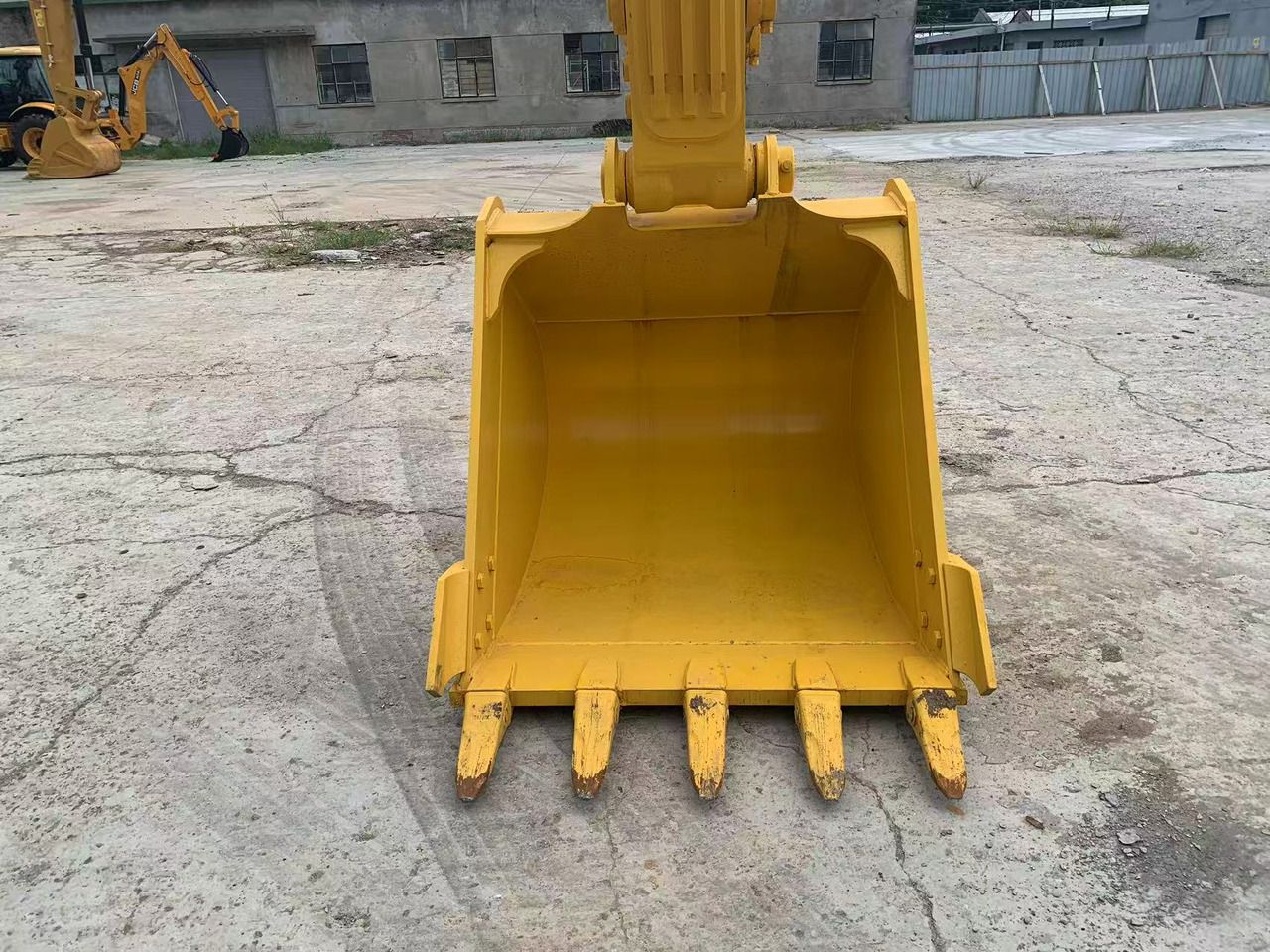 2022 Komatsu PC210 crawler excavator bucket view