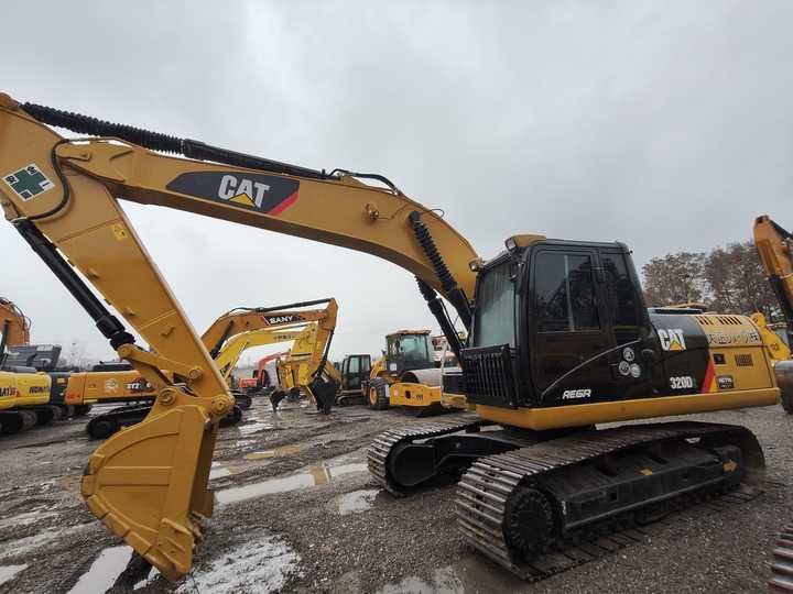 Caterpillar 320D2 rupsgraafmachine uit 2016, zijaanzicht Caterpillar 320D2 rupsgraafmachine uit 2016, zijaanzicht