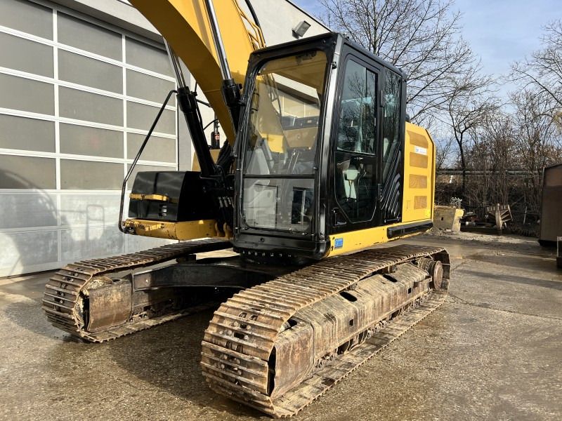 2015 Caterpillar 320EL crawler excavator, front three-quarter view