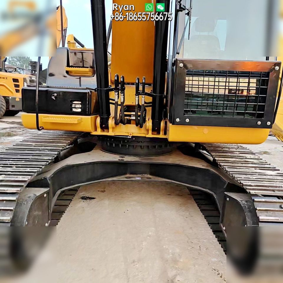 2018 Caterpillar 320D2 crawler excavator, front view of cab and tracks 2018 Caterpillar 320D2 crawler excavator, front view of cab and tracks