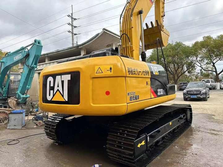2022 Caterpillar 323D crawler excavator rear three-quarter view 2022 Caterpillar 323D crawler excavator rear three-quarter view