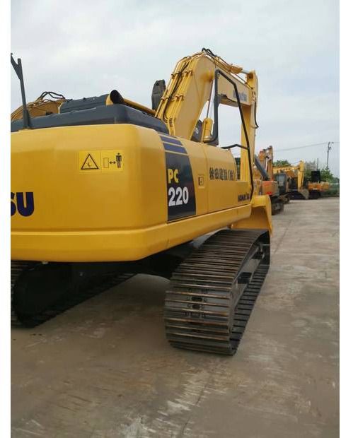 Escavatore cingolato Komatsu PC220-8 del 2020, vista posteriore tre quarti