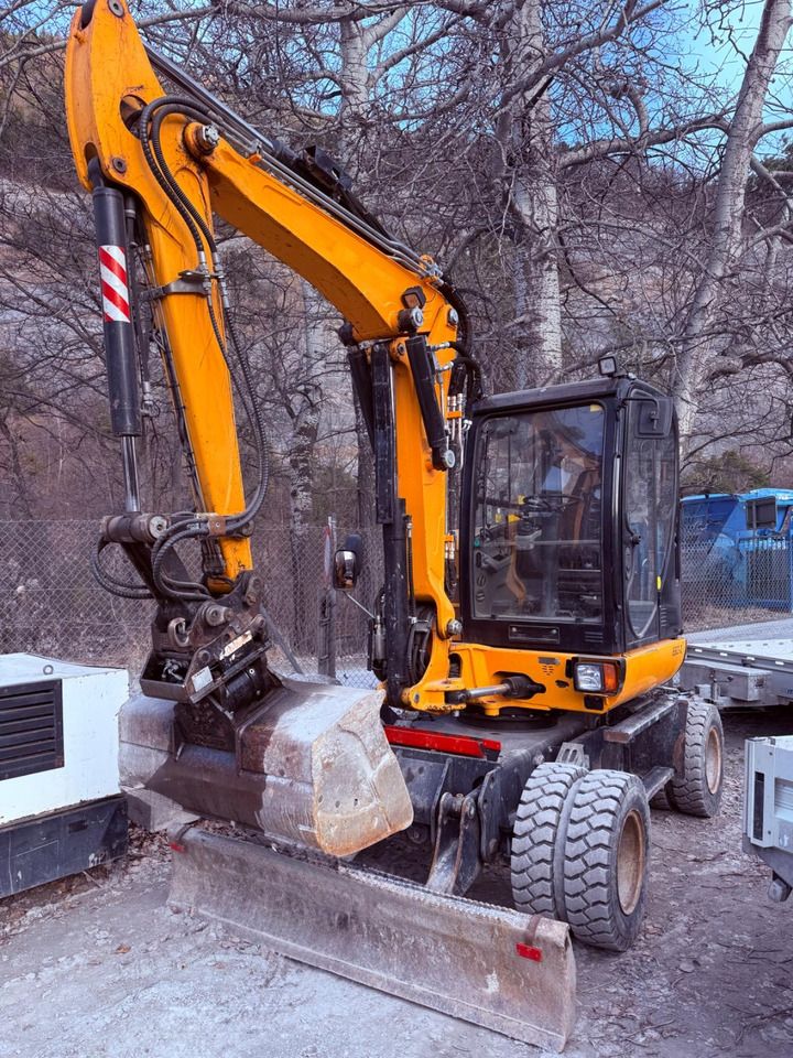 2014 Wacker Neuson 6503-2 wheel excavator, front three-quarter view