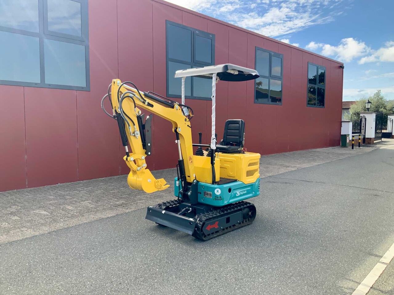 2025 DigSwift DS13G mini excavator, front three-quarter view 2025 DigSwift DS13G mini excavator, front three-quarter view