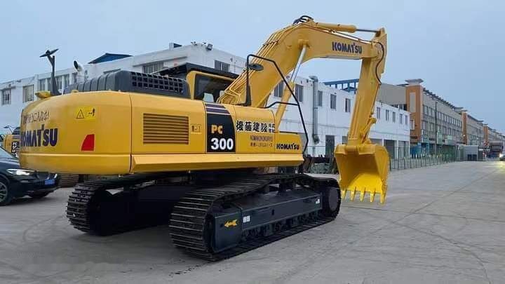 Komatsu PC300 crawler excavator, rear three-quarter view Komatsu PC300 crawler excavator, rear three-quarter view