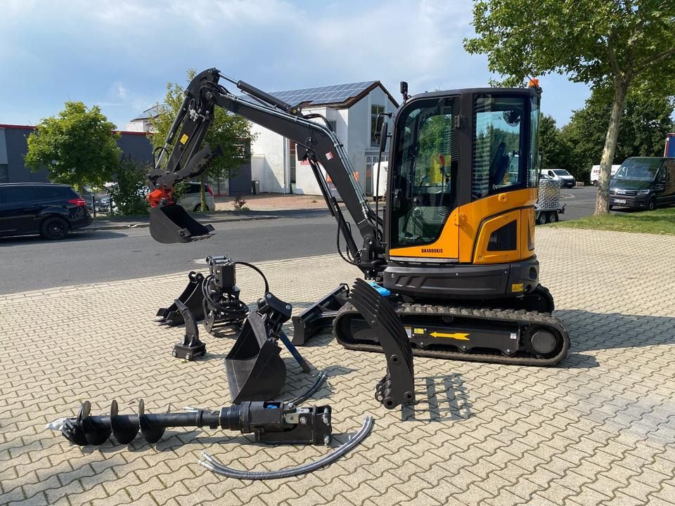 Berger Kraus BK4000KJS mini excavator, side view with attachments Berger Kraus BK4000KJS mini excavator, side view with attachments