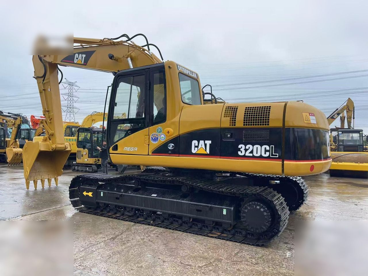 Гусеничний екскаватор 2010 Caterpillar 320CL, вигляд збоку Гусеничний екскаватор 2010 Caterpillar 320CL, вигляд збоку