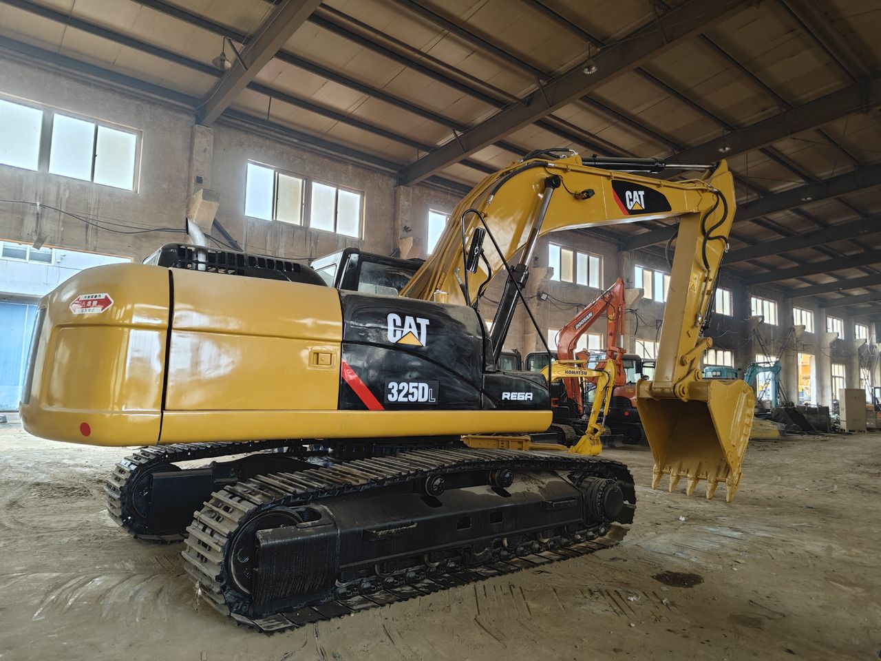 Caterpillar 325DL crawler excavator, rear three-quarter view Caterpillar 325DL crawler excavator, rear three-quarter view