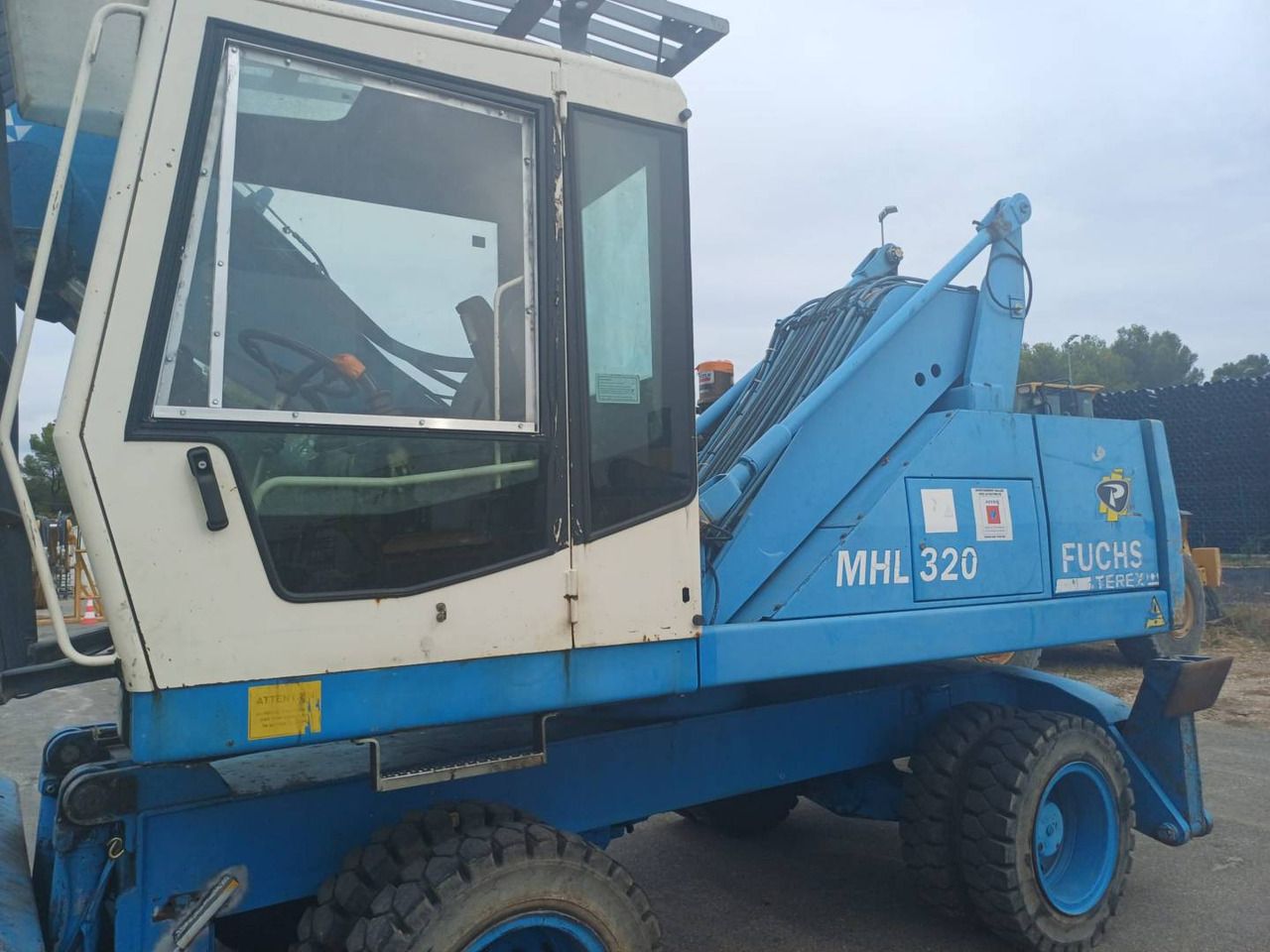 2003 Fuchs MHL320 wheel excavator side view 2003 Fuchs MHL320 wheel excavator side view