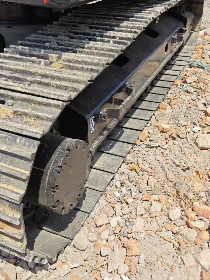 2024 Hitachi ZX200 crawler excavator track detail 2024 Hitachi ZX200 crawler excavator track detail