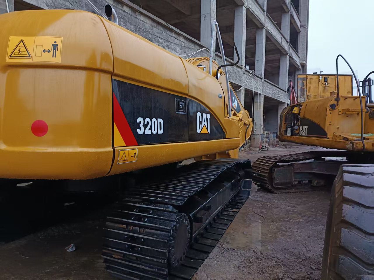Excavator pe șenile Caterpillar 320D 2017, vedere spate trei sferturi Excavator pe șenile Caterpillar 320D 2017, vedere spate trei sferturi