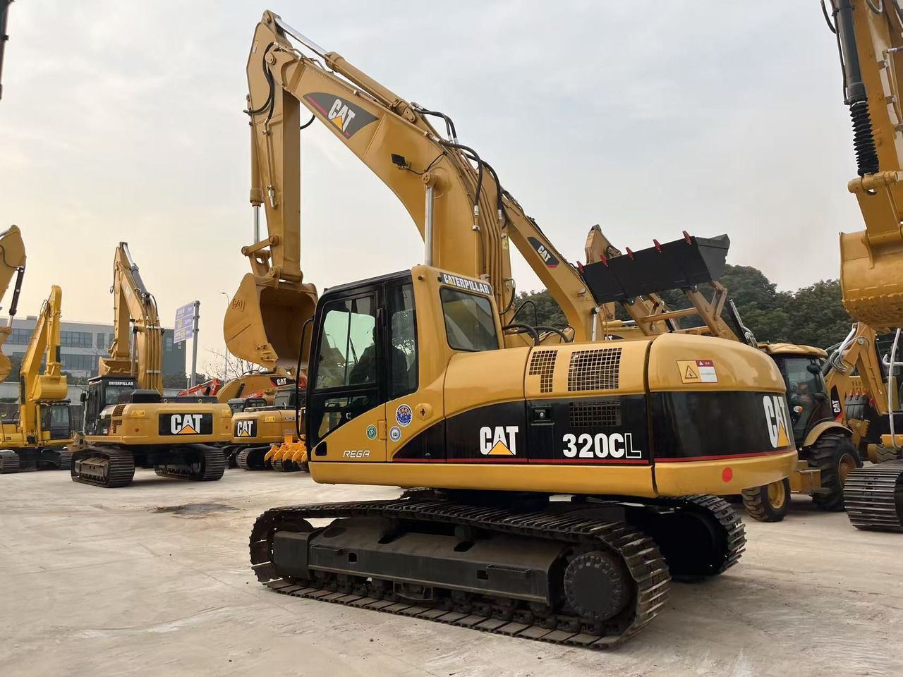 2013 Caterpillar 320CL Raupenbagger, Ansicht von hinten-dreiviertel