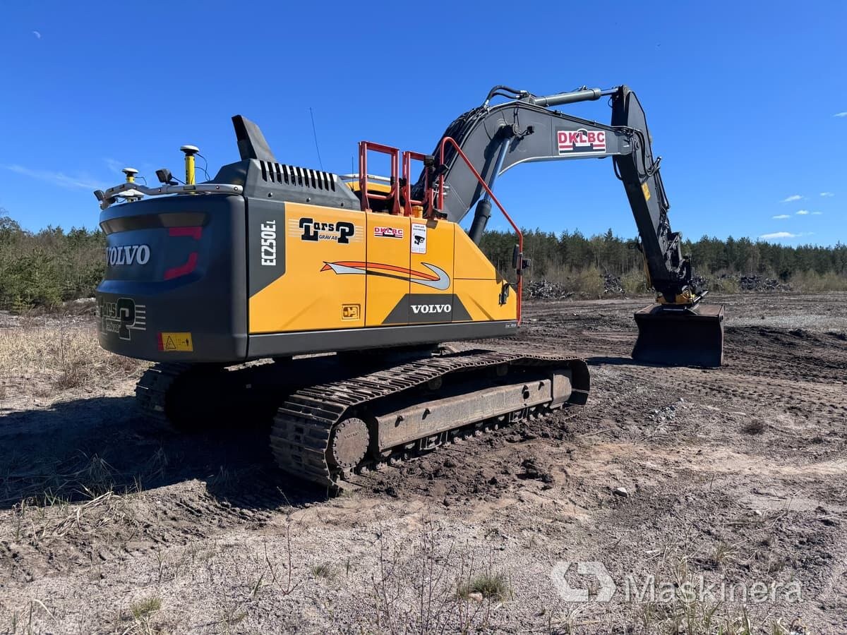 2018 Volvo EC250EL crawler excavator, rear three-quarter view 2018 Volvo EC250EL crawler excavator, rear three-quarter view