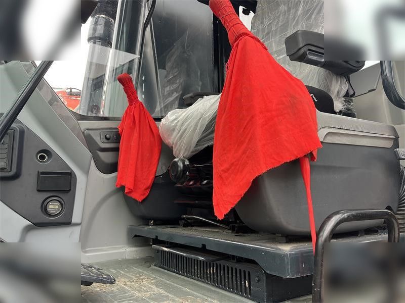 2020 Hyundai R220LC-9S crawler excavator interior cab view