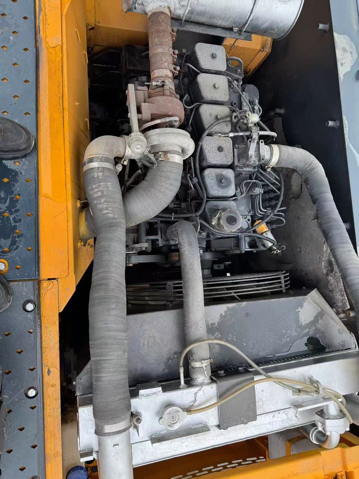 2022 Hyundai R220LC-9S crawler excavator engine compartment view 2022 Hyundai R220LC-9S crawler excavator engine compartment view