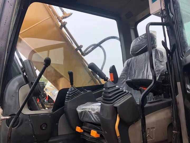 Interno di escavatore cingolato Caterpillar 320D2L del 2024