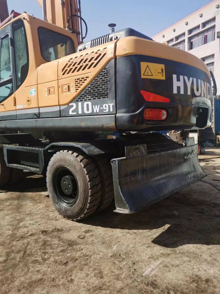 2018 Hyundai 210W-9T wheel excavator rear view