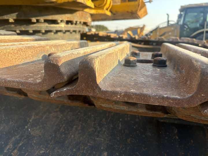 2020 Komatsu PC460-8 excavator track shoe detail