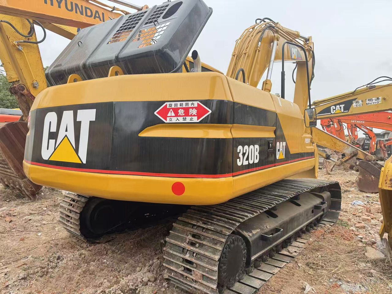 2015 Caterpillar 320B crawler excavator rear view 2015 Caterpillar 320B crawler excavator rear view