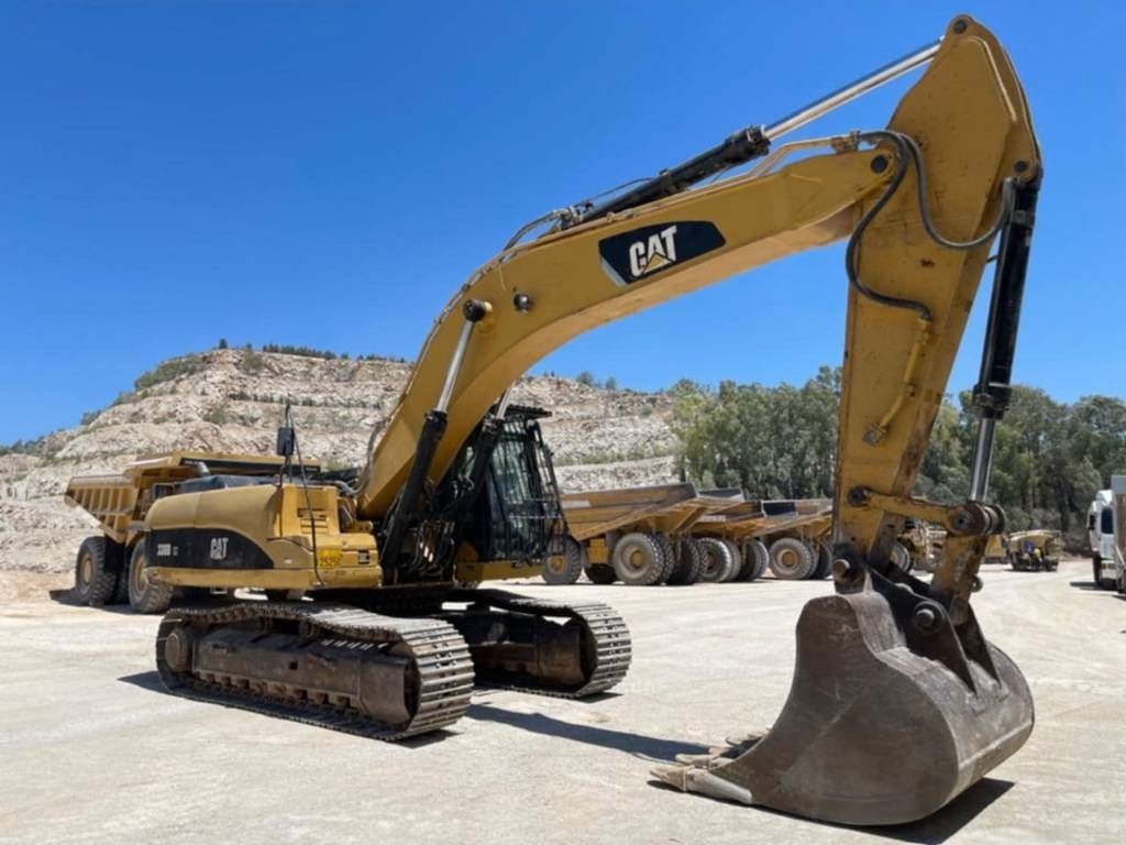 2008 Caterpillar 330DL crawler excavator, side view 2008 Caterpillar 330DL crawler excavator, side view