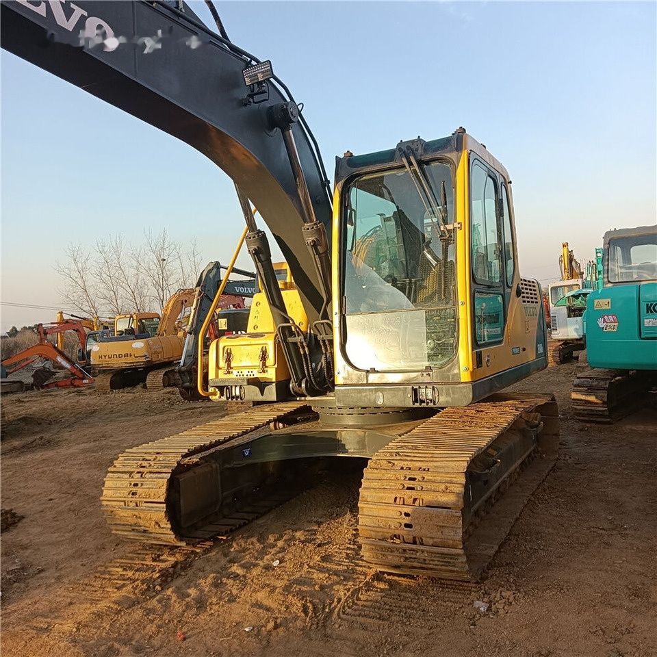 Volvo EC140B crawler excavator, front three-quarter view Volvo EC140B crawler excavator, front three-quarter view