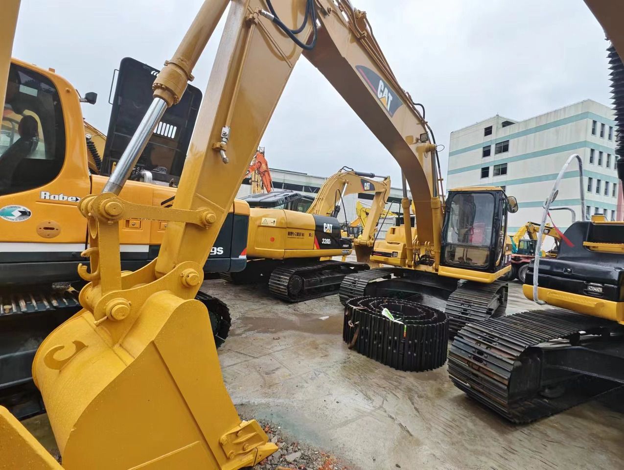 2014 Caterpillar 320BL crawler excavator, front three-quarter view 2014 Caterpillar 320BL crawler excavator, front three-quarter view