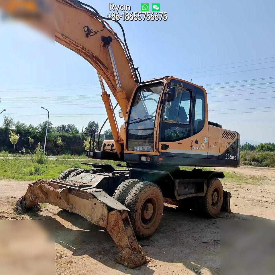 2010 Hyundai Robex 265W-9 wheel excavator, side view 2010 Hyundai Robex 265W-9 wheel excavator, side view
