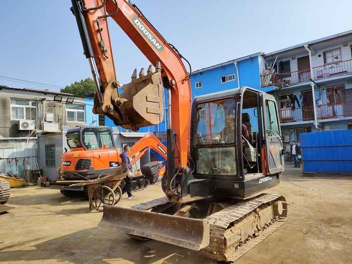 2022 Doosan DH60-7 crawler excavator, front three-quarter view 2022 Doosan DH60-7 crawler excavator, front three-quarter view